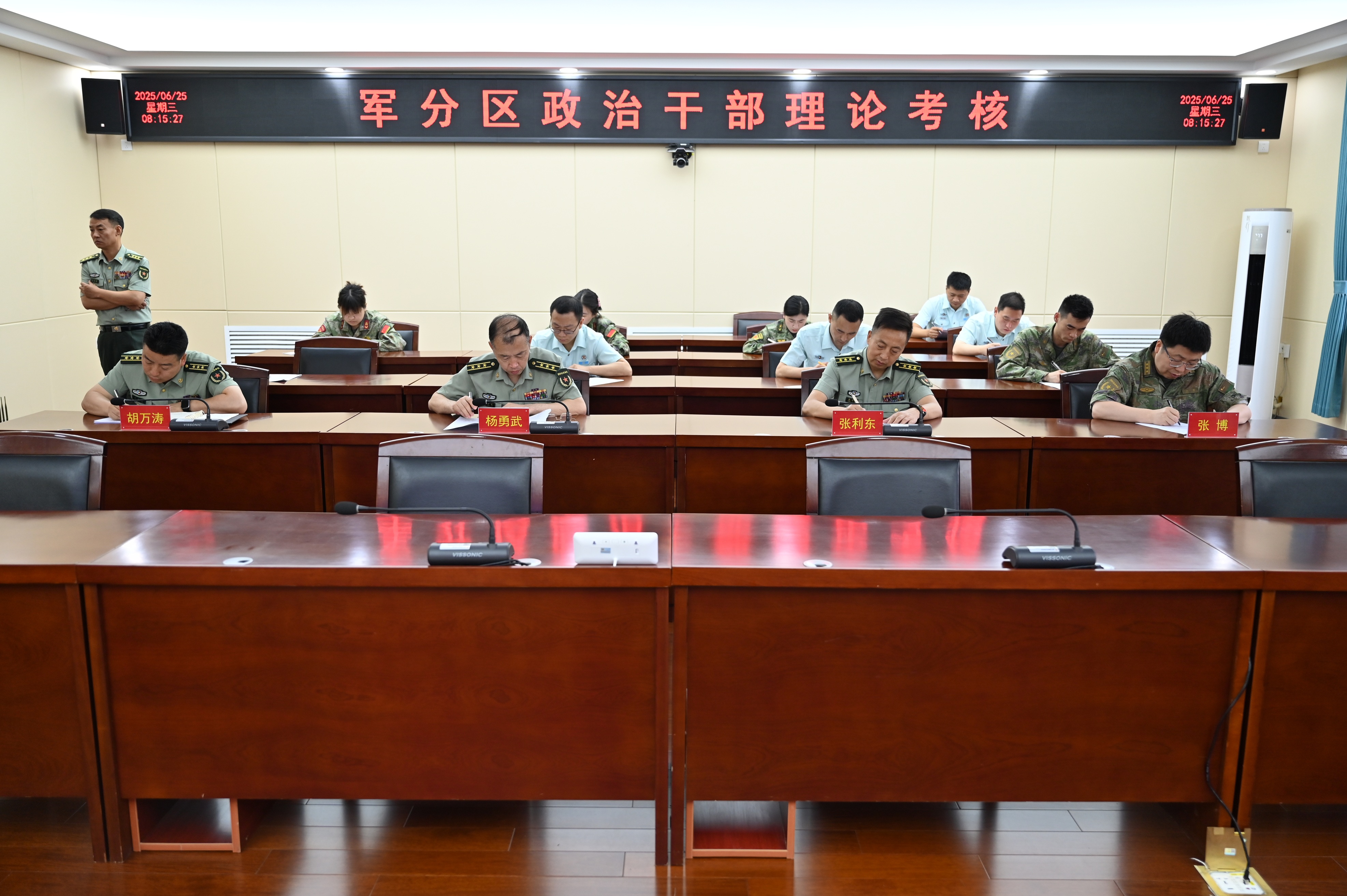 临近比赛，球队备战纪律严明，战术有序的简单介绍