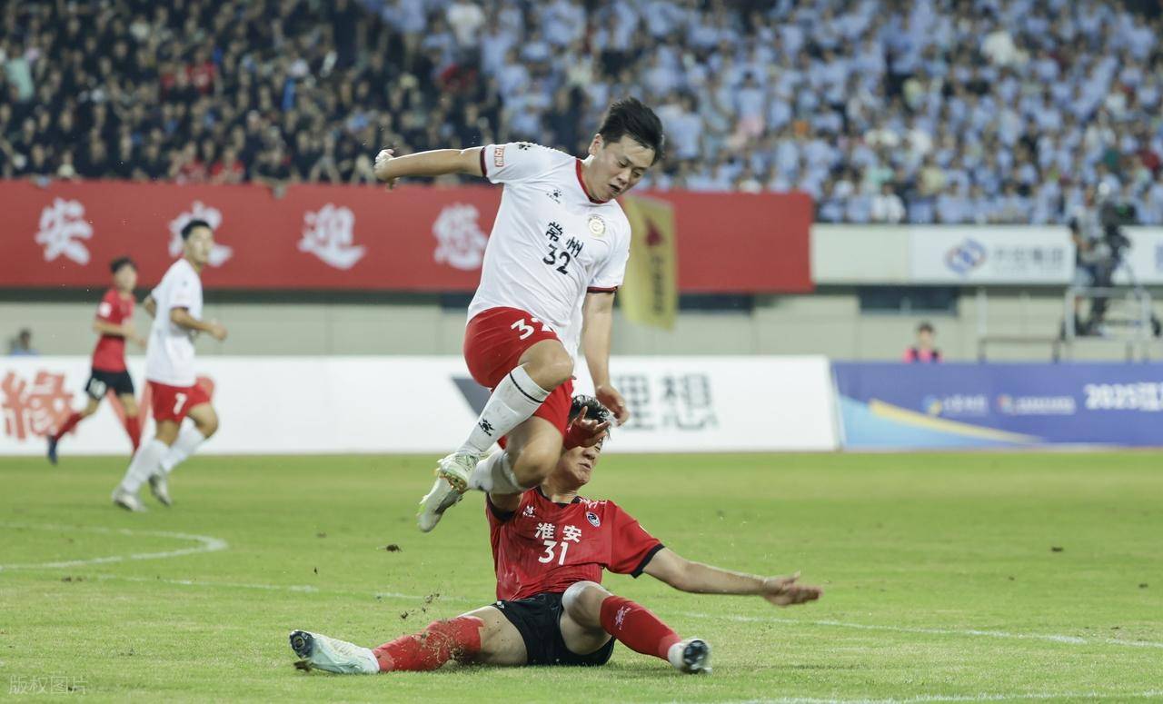 裁判判罚引争议，球迷热议赛后裁判表现