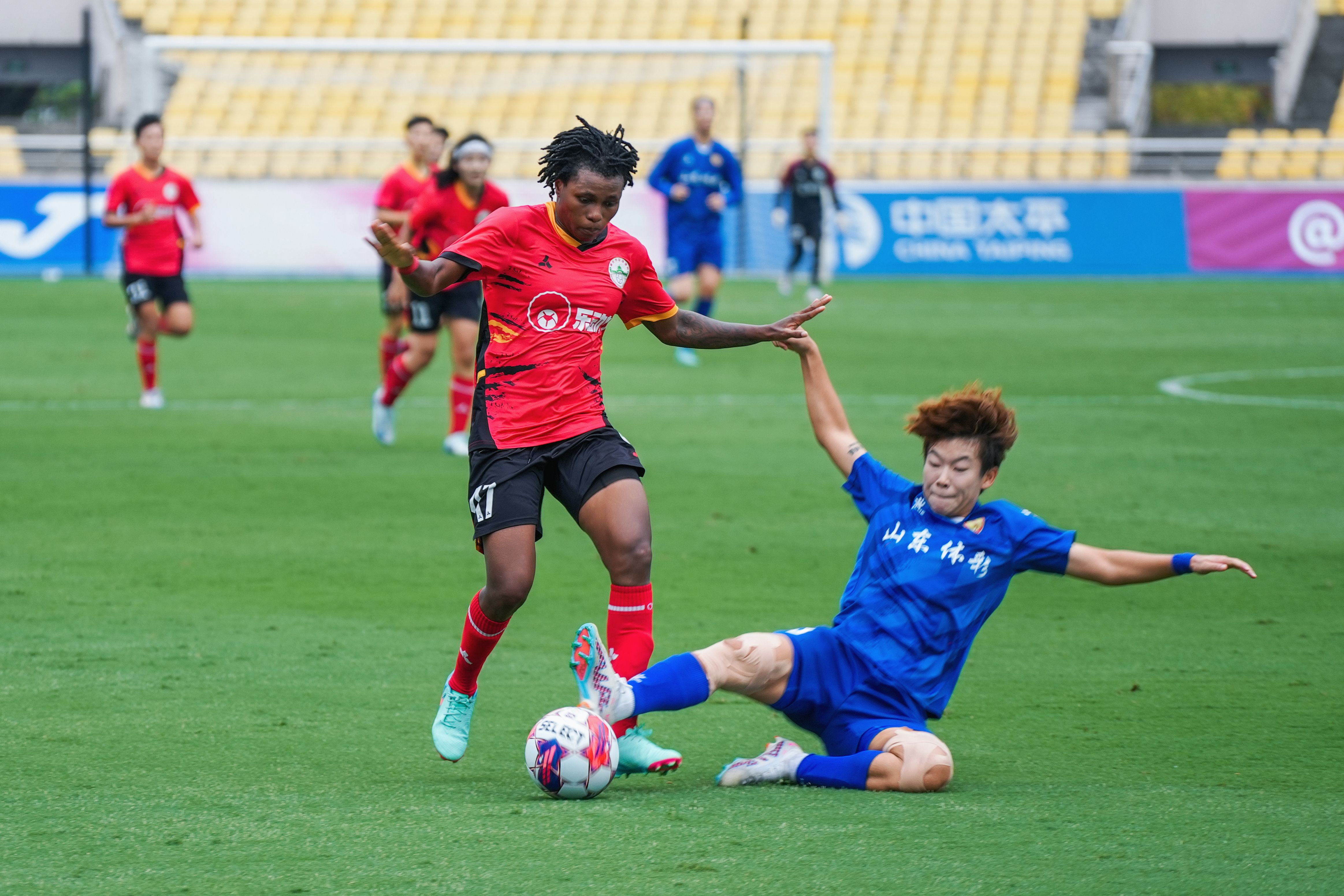 世界女足联赛盛大启幕，球迷热情参与观赛