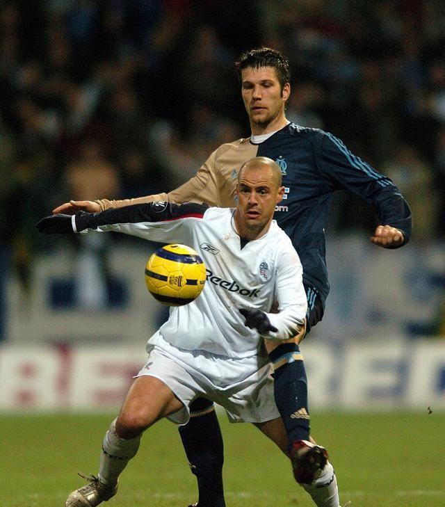 关于马赛获得一场平局，落后积分榜前列球队的信息