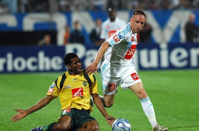 关于马赛获得一场平局，落后积分榜前列球队的信息