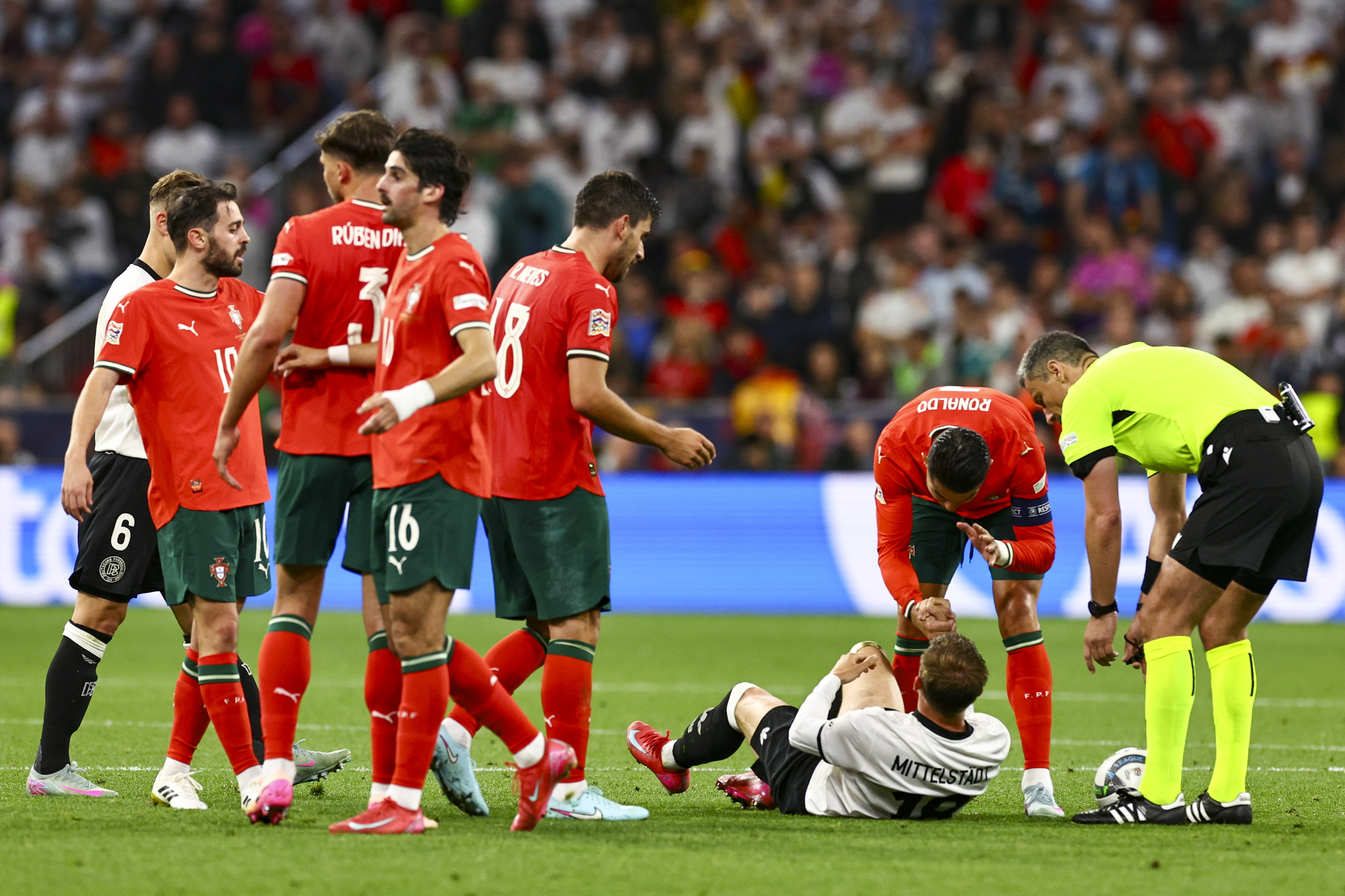 欧洲足球盛事即将到来,各国球队集结备战 欧洲足球盛事即将到来,各国球队集结备战