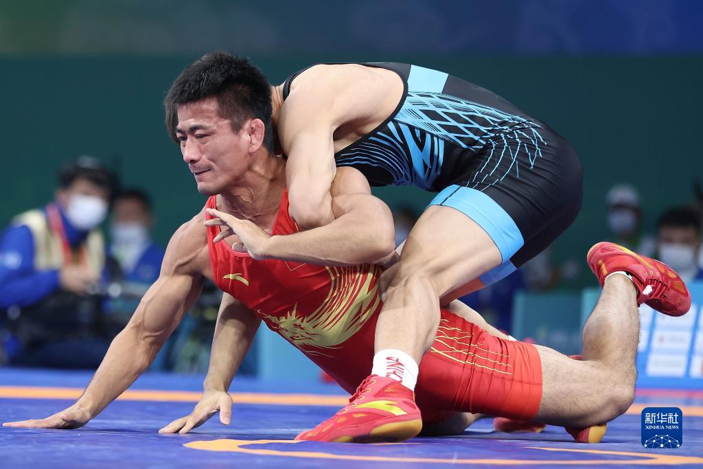 塞黑选手斩获摔跤比赛冠军