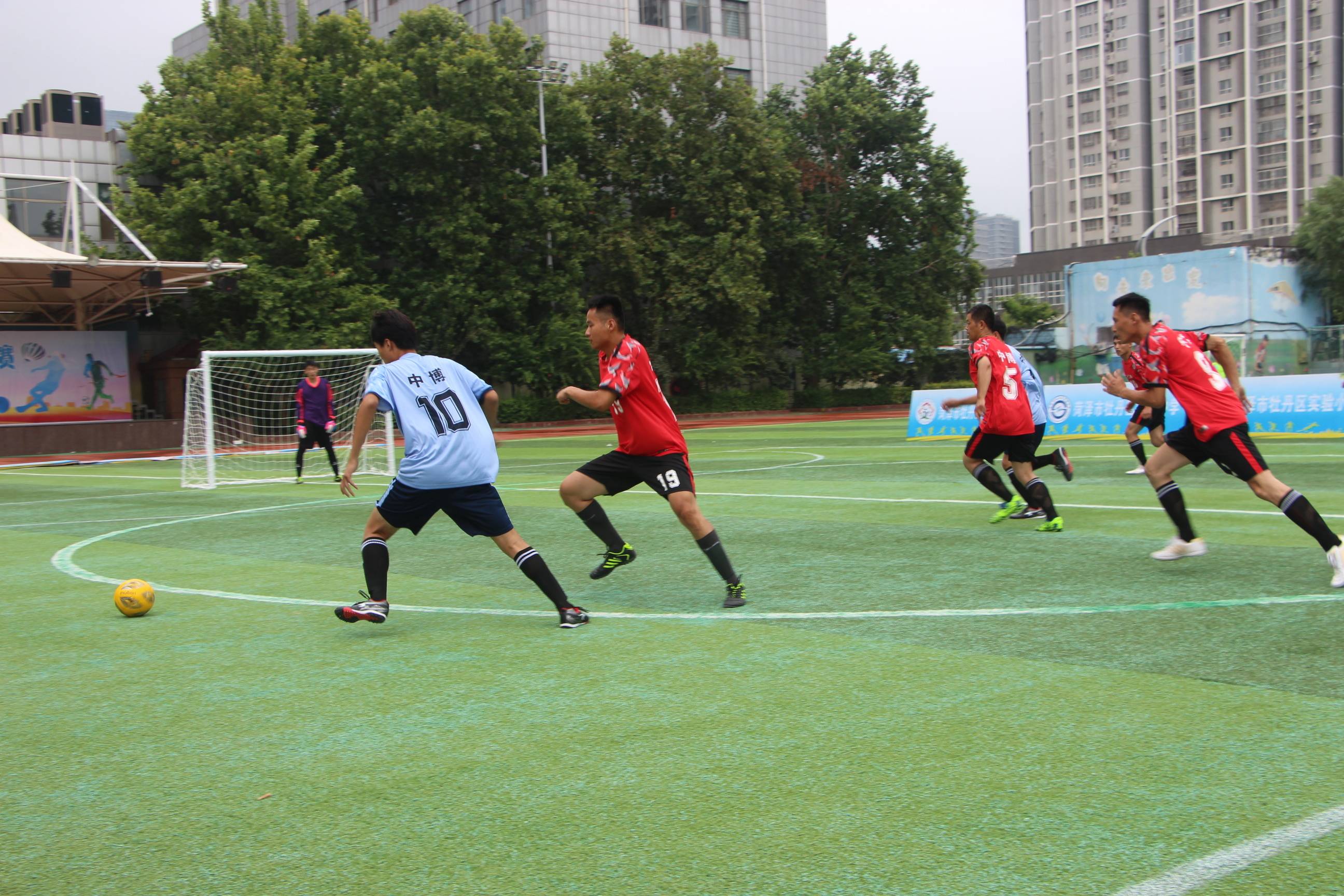 精彩瞬间频现绿茵场上,球员们拼尽全力奋勇争胜 精彩瞬间频现绿茵场上,球员们拼尽全力奋勇争胜