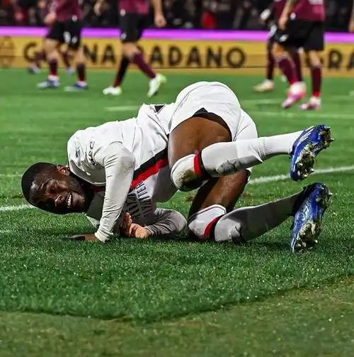 包含AC米兰后防线遭遇人员伤病潮，教练组急需调整战术安排的词条