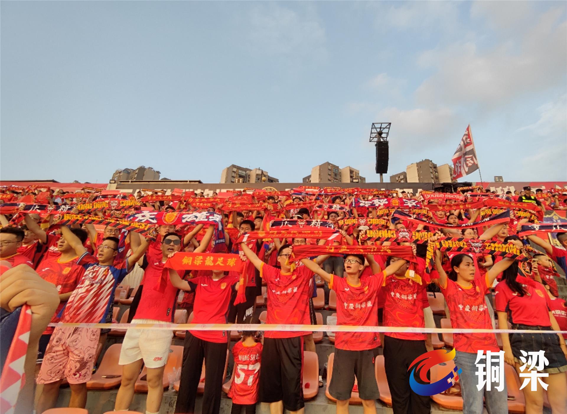 包含精彩足球比赛点燃球迷热情,场上场下皆欢乐的词条 包含精彩足球比赛点燃球迷热情,场上场下皆欢乐的词条