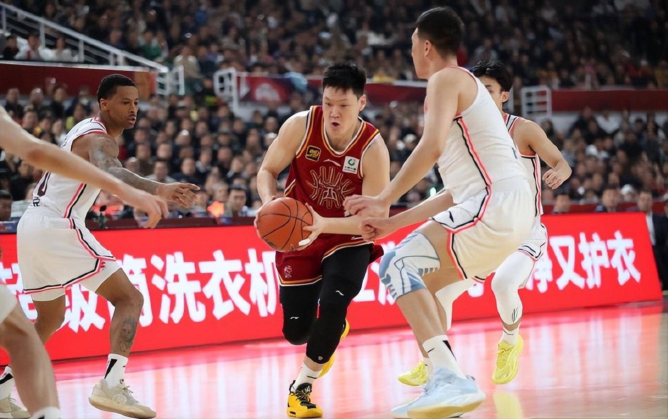 首轮较量:江苏男篮对山西男篮 首轮较量:江苏男篮对山西男篮