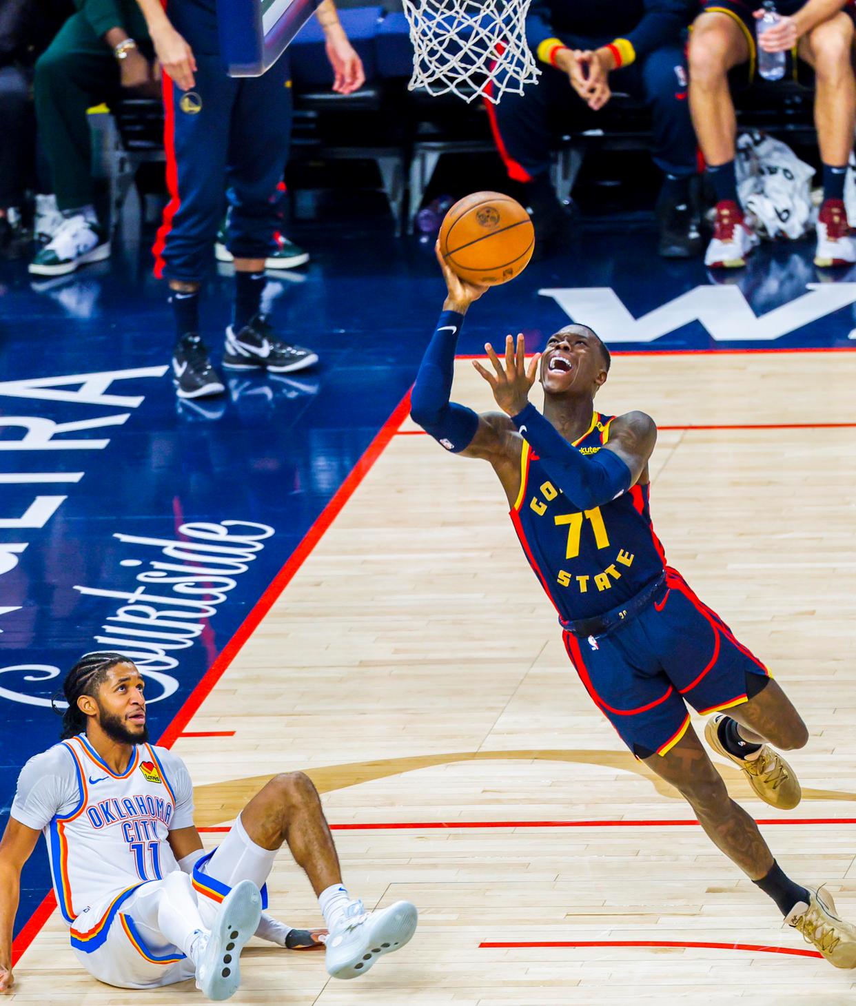 勇士在主场大胜雷霆,保持领先地位 勇士在主场大胜雷霆,保持领先地位