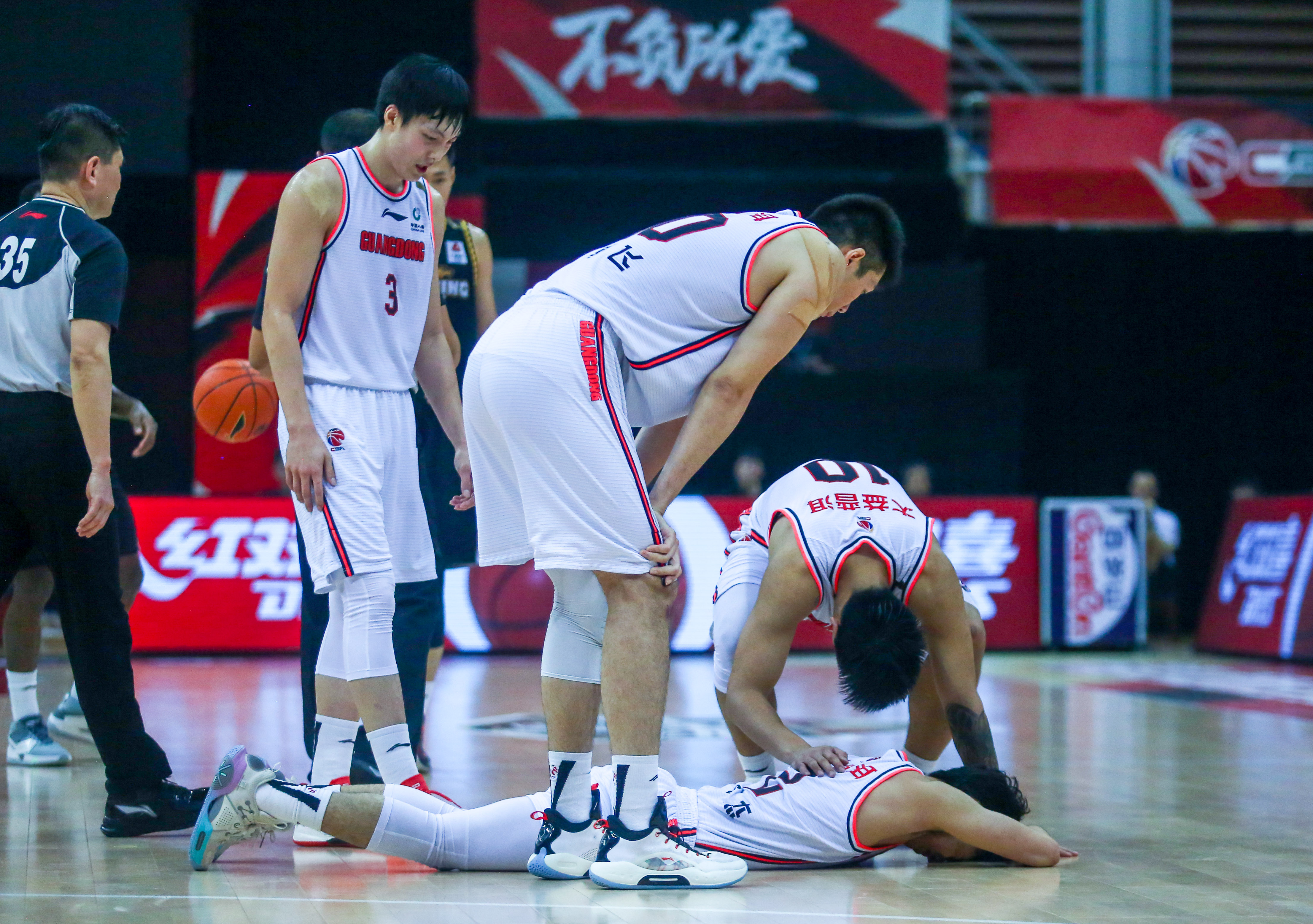四川男篮遭遇困难，努力拼搏争取胜利